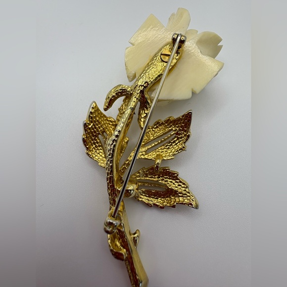 Elegant Gold and Cream Rose Brooch - Picture 4 of 8